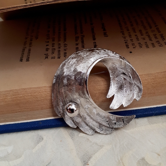 Vintage silver tone swirly design pin brooch. Gift - Picture 10 of 10
